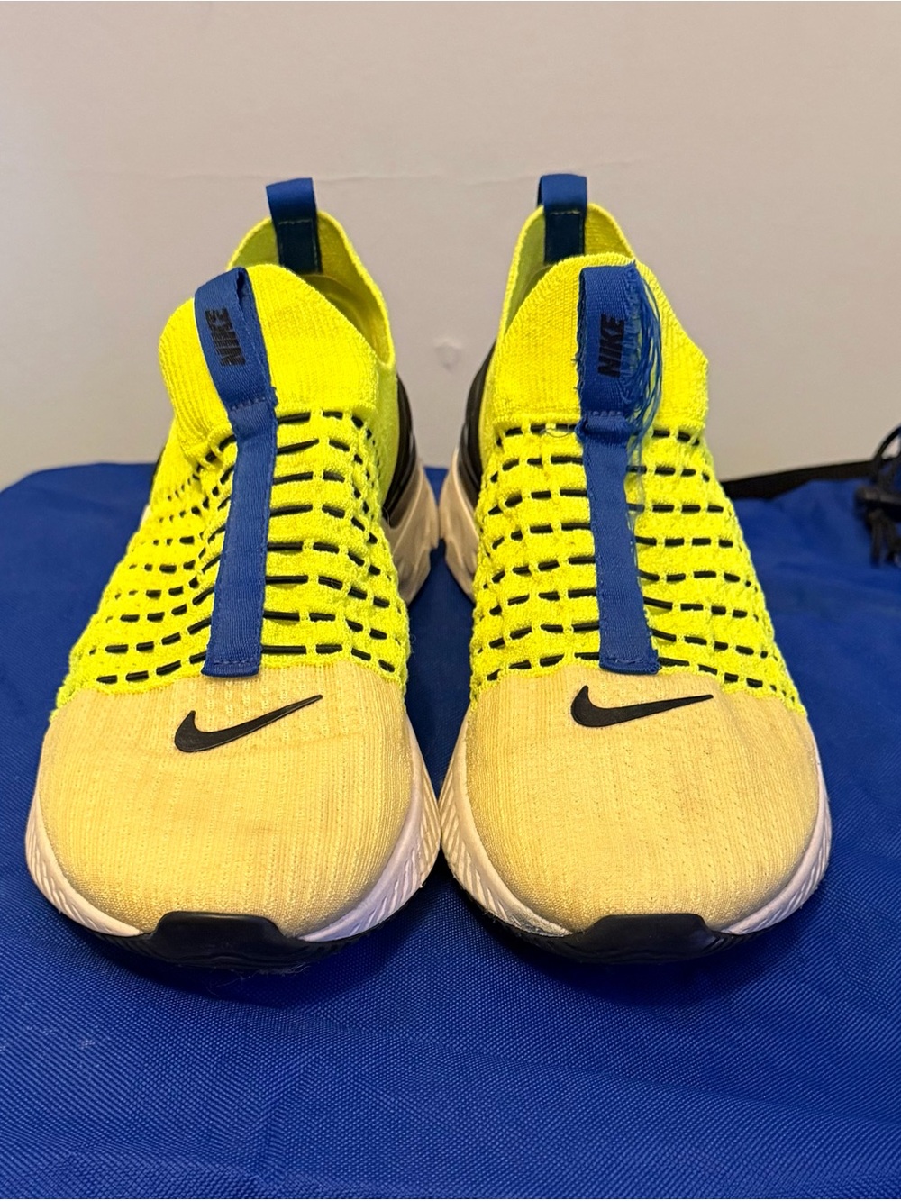 Nike mens Yellow Slip-On Sneakers with Blue Pull Tabs Mens 10/womans 11.5